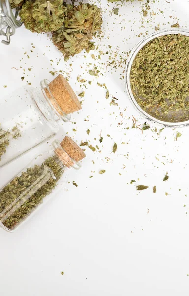Krossad Marijuana Inuti Lufttätt Glas Behållare Vit Bakgrund Utrymme För — Stockfoto