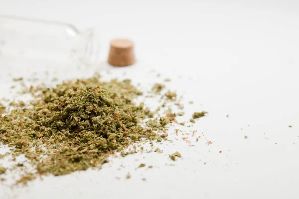 Krossad Marijuana Med Lufttät Glasbehållare Vit Bakgrund Utrymme För Text — Stockfoto
