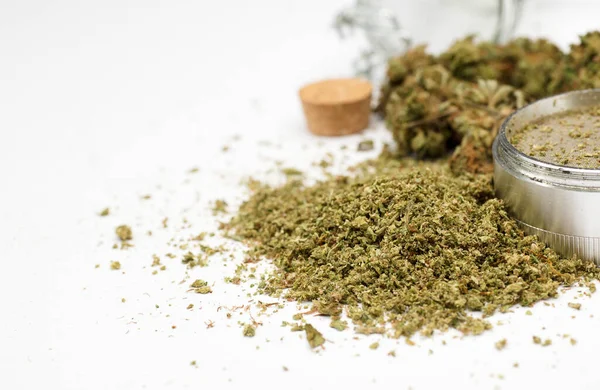 Krossad Marijuana Glasbehållare Kvarn Vit Bakgrund — Stockfoto