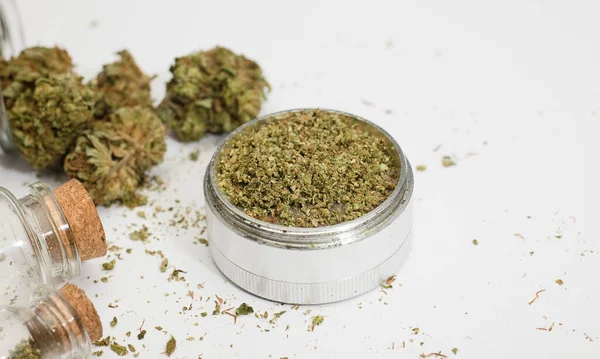 Kvarn Med Marijuana Inuti Lufttätt Glas Behållare Vit Bakgrund — Stockfoto