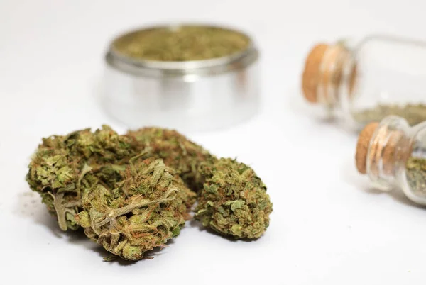 Närbild Medicinska Marijuana Knoppar Kross Glasflaskor Vit Bakgrund — Stockfoto