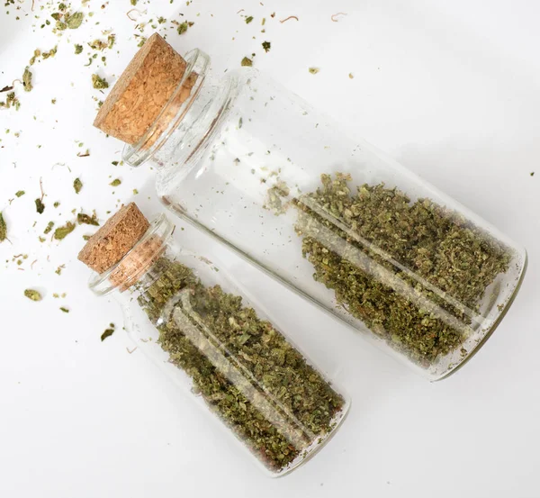 Grund Marijuana Inuti Glasflaskor Med Korkar Vit Bakgrund — Stockfoto