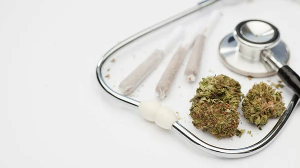Pąki Marihuany Staw Fonendoskop Stetoskop Białym Tle Miejsce Tekst — Zdjęcie stockowe