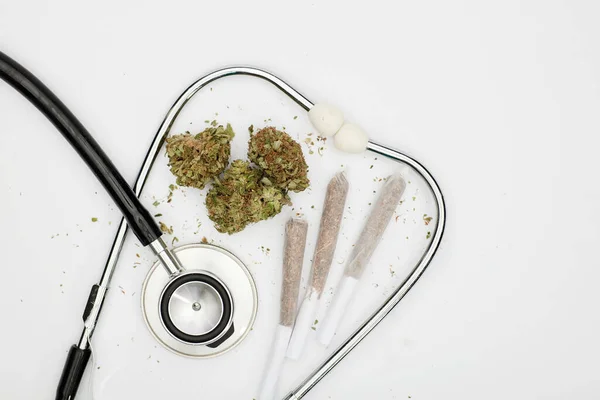 Marihuana Tomurcukları Eklem Fonendoskop Steteskop Beyaz Arkaplan Metin Için Boşluk — Stok fotoğraf