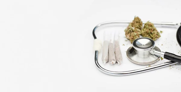 Marihuana Stetoskopem Stetoskop Białym Tle Miejsce Tekst — Zdjęcie stockowe