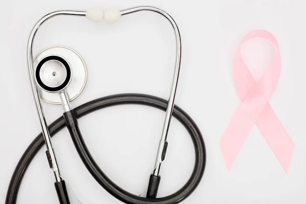 Cinta Cáncer Color Rosa Con Estetoscopio Fondo Blanco Símbolo Internacional — Foto de Stock