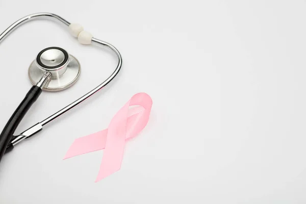 Nastro Rosa Cancro Con Stetoscopio Sfondo Bianco Simbolo Internazionale Consapevolezza — Foto Stock