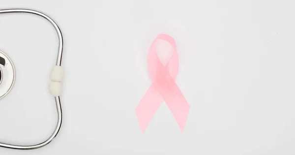 Rózsaszín Rák Szalag Sztetoszkóp Fehér Háttér Nemzetközi Szimbóluma Mellrák Tudatosság — Stock Fotó