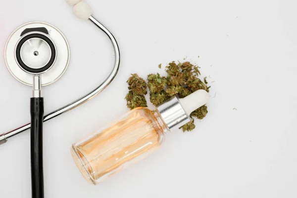 Dozownik Oleju Marihuany Butelka Pączkami Stetoskopem Białe Tło Widok Góry — Zdjęcie stockowe