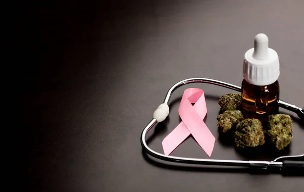 Brustkrebs Aufklärungskonzept Knospen Medizinischen Marihuanas Mit Stethoskop Ölflasche Braunem Hintergrund lizenzfreie Stockbilder