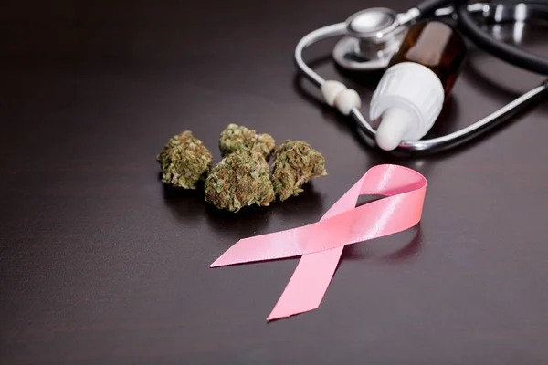 Cancro Nastro Rosa Germogli Marijuana Medica Con Stetoscopio Bottiglia Olio — Foto Stock