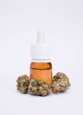 Marihuana tomurcukları, şeker şişesi, beyaz arka plan..