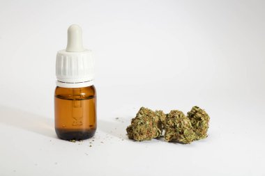 Marihuana tomurcukları, şeker şişesi, beyaz arka plan..