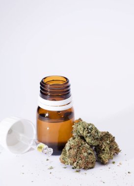 Marihuana tomurcukları, şeker şişesi, beyaz arka plan..