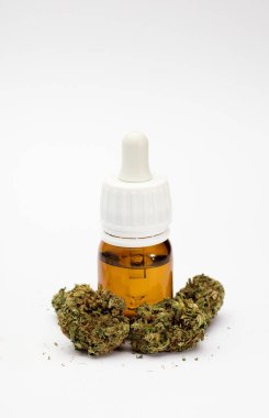 Marihuana tomurcukları, şeker şişesi, beyaz arka plan..