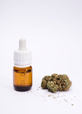 Marihuana tomurcukları, şeker şişesi, beyaz arka plan..