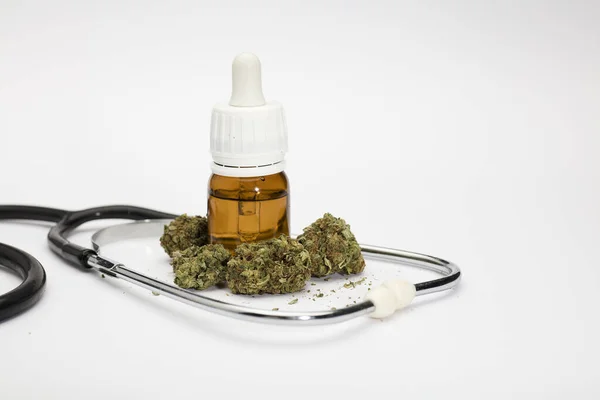Zestaw Pąków Marihuany Butelką Dozującą Stetoskopem Białym Tłem — Zdjęcie stockowe