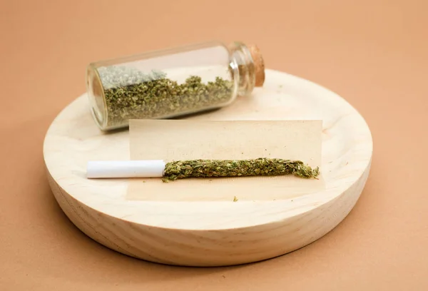 Beredning Marijuanacigarett Med Glasflaska Trä Med Knoppar Brun Bakgrund — Stockfoto