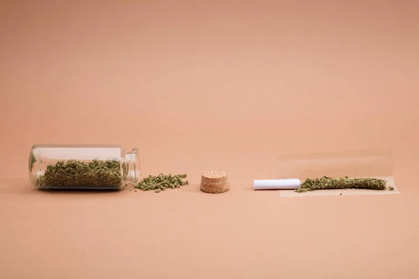 Ποσότητα Μαριχουάνας Γυάλινο Βάζο Πώμα Φελλού Προετοιμασία Τσιγάρου Μαριχουάνας Καφέ — Φωτογραφία Αρχείου