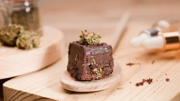 Schokoladen Cupcake Muffins Mit Cannabis Knospen Auf Einem Holzlöffel Marihuana Stockfoto