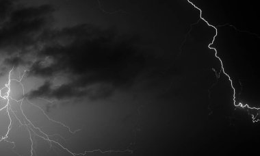 Gök gürültülü şimşek, siyah beyaz
