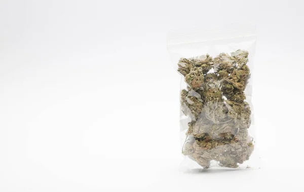 Πλαστική Ερμητική Τσάντα Μπουμπούκια Μαριχουάνας Λευκό Φόντο Χώρος Για Κείμενο — Φωτογραφία Αρχείου