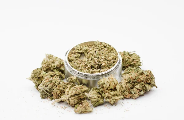 Ground Marijuana Aluminium Kvarn Med Knoppar Vit Bakgrund — Stockfoto