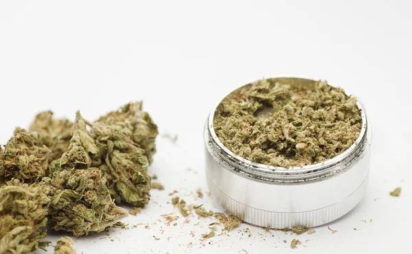 Marijuana Format Cogollos Med Aluminium Kvarn Vit Bakgrund — Stockfoto