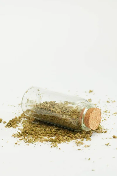 Glasflaska Med Marijuana Inuti Och Kork Propp Krossat Gräs Vit — Stockfoto