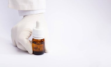 Torpido gözünde şeker şişesini beyaz arka planda bırak.