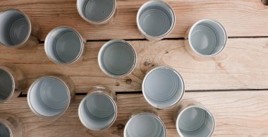 Bahçe için geri dönüştürülmüş kaplar, çalışma masasında bahçe aletleri, metin için alan