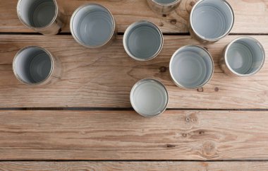 Geri dönüşümlü kutular, kahverengi arka planı olan bir masada yeniden kullanılıyor.