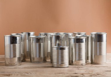 Bahçe için geri dönüştürülmüş kaplar, çalışma masasında bahçe aletleri, metin için alan