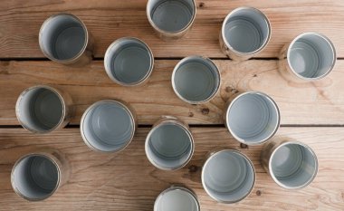 Geri dönüşümlü kutular, kahverengi arka planı olan bir masada yeniden kullanılıyor.