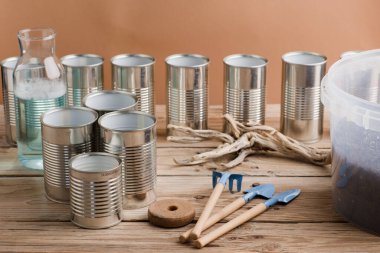 Evde kendi kendine yetme, para biriktirme, geri dönüşüm, atıkları azaltmak ve kendi yiyeceğini yetiştirmek için yeniden kullanma.