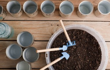 Evde kendi kendine yetme, para biriktirme, geri dönüşüm, atığı azaltmak ve büyütmek için yeniden kullanma.