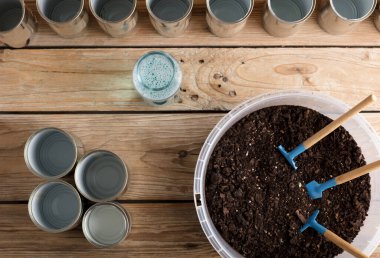 Evde kendi kendine yetme, para biriktirme, geri dönüşüm, atıkları azaltmak ve kendi yiyeceğini yetiştirmek için yeniden kullanma.