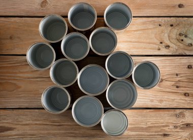 Geri dönüşümlü kutular, kahverengi arka planı olan bir masada yeniden kullanılıyor.