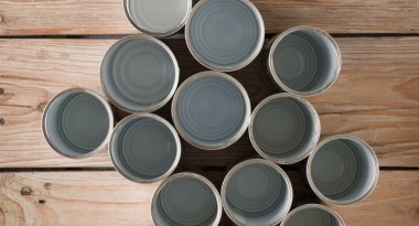 Geri dönüşümlü kutular, kahverengi arka planı olan bir masada yeniden kullanılıyor.