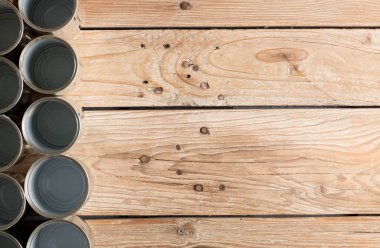 Geri dönüşümlü kutular, kahverengi arka planı olan bir masada yeniden kullanılıyor.