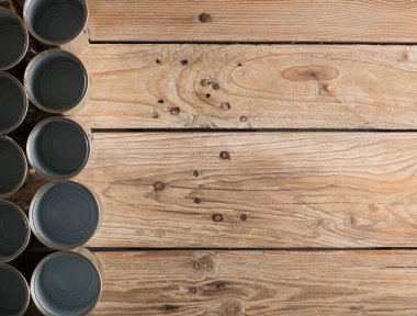 Geri dönüşümlü kutular, kahverengi arka planı olan bir masada yeniden kullanılıyor.