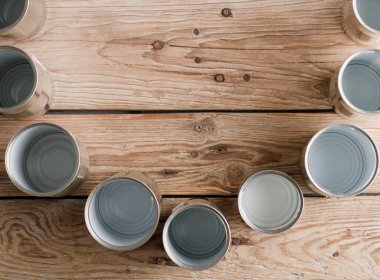 Geri dönüşümlü kutular, kahverengi arka planı olan bir masada yeniden kullanılıyor.