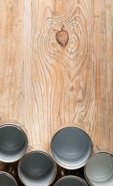 Geri dönüşümlü kutular, kahverengi arka planı olan bir masada yeniden kullanılıyor.