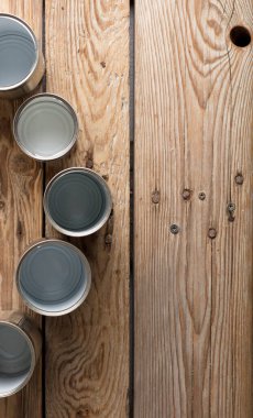 Geri dönüşümlü kutular, kahverengi arka planı olan bir masada yeniden kullanılıyor.