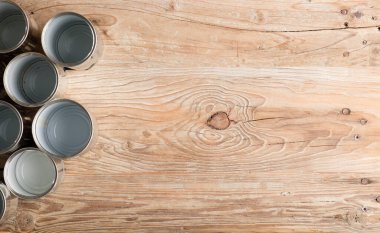 Geri dönüşümlü kutular, kahverengi arka planı olan bir masada yeniden kullanılıyor.