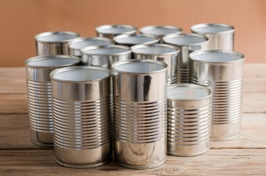 Geri dönüştürülmüş kutular, kahverengi arka plan görünümlü bir masada yeniden kullanılıyor, metin için boşluk.