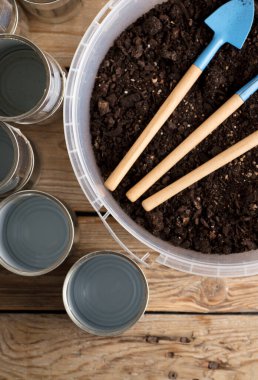 Bahçe için geri dönüşümlü tencereler, çalışma masasında bahçe aletleri