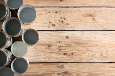 Geri dönüştürülmüş kutular, kahverengi arka plan görünümlü bir masada yeniden kullanılıyor, metin için boşluk.