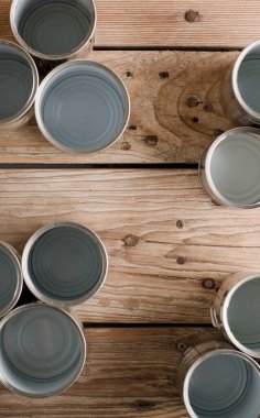 Geri dönüştürülmüş kutular, kahverengi arka plan görünümlü bir masada yeniden kullanılıyor, metin için boşluk.