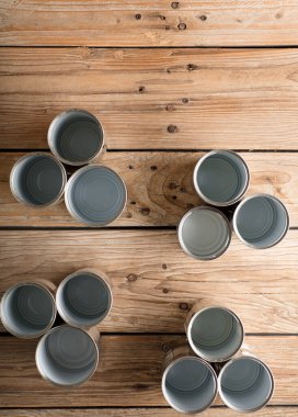 Geri dönüştürülmüş kutular, kahverengi arka plan görünümlü bir masada yeniden kullanılıyor, metin için boşluk.